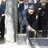 Petr Janda na pohřbu zpěvačky Yvonne Přenosilové.