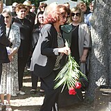 Saskie Burešová na pohřbu zpěvačky Yvonne Přenosilové.
