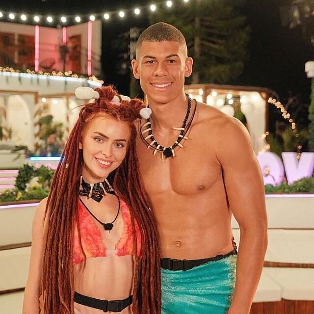 Rachel a Claude se naplno odd�vaj� intimnostem.