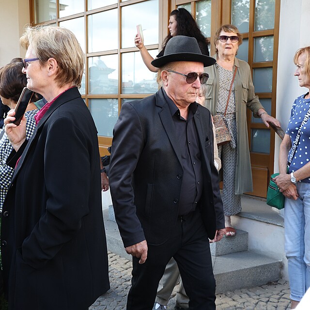 Petr Janda na poh�bu zp�va�ky Yvonne P�enosilov�.