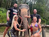 Karlos s Lelou a páteli v Thajsku. Slon nesmí chybt.
