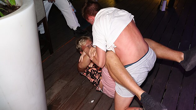 Kluk s kamen�m se popral s nezn�m�m mlad�kem.