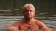 Jií Dolej si uívá vodu.