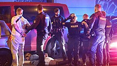 Posádka vozu má te policii co vysvtlovat. V poutech skonili dva mui a jedna...