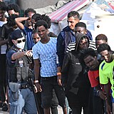 Lampedusa je pod náporem migrantů. Přicházejí jich i tisícovky denně.