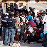 Lampedusa je pod nporem migrant. Pichzej jich i tiscovky denn.