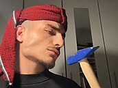 Bizarní TikTok trend, ve kterém se u�ivatelé mlátí kladivem do obli�eje.