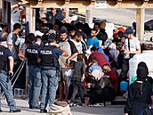 Lampedusa je pod náporem migrant. Picházejí jich i tisícovky denn.