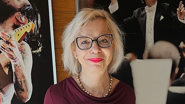 Jana Klicnerová drí svou výhrz, voucher na 2000 korun na nákup v Kauflandu.