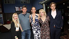 Zleva: Marianna Prachaová, Jií Hanych, Agáta Hanychová, Veronika ilková,...