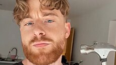 Bizarn TikTok trend, ve kterm se uivatel mlt kladivem do oblieje.