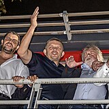 Bujar oslavy v centrle volebnho tbu strany Smr-SD. Ldr Robert Fico spolu...