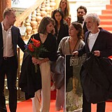 Eliška Křenková odchází z Lucerny po premiéře snímku Úsvit.