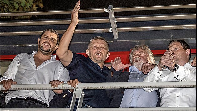 Bujaré oslavy v centrále volebního štábu strany Směr-SD. Lídr Robert Fico spolu s ostatními členy strany zpíval píseň. „My sme vyhrali, takto sa to robí, do psej matere,“ křičel poté Fico.