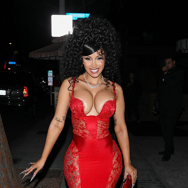 Cardi B chce po turné odstranit část objemu svých hýždí. „Ten zadek půjde pryč,“ hlásí