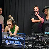 V DJ škole Ibiza Blau Music museli soutěžící v časovém limitu zprovoznit...