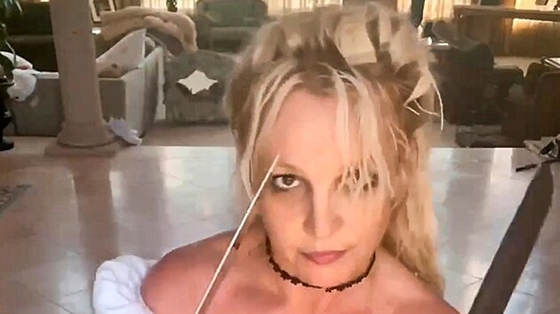Britney to s no��ky um�...a� musela odjet na ostrov