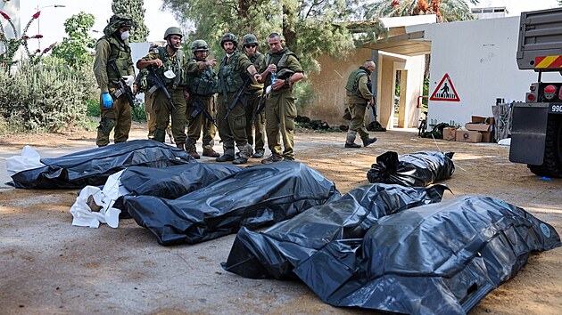 Vojci odnej tla obt masakru Hamsu v Kfar Aza.