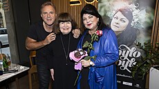 Jana Chládková pok�tila své nové CD. Kmotry alba se stali Karel Kahovec, Ur�ula Kluková, Nela Boudová a Jakub Smolík.