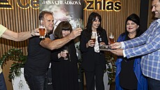 Jana Chládková pok�tila své nové CD. Kmotry alba se stali Karel Kahovec, Ur�ula Kluková, Nela Boudová a Jakub Smolík.