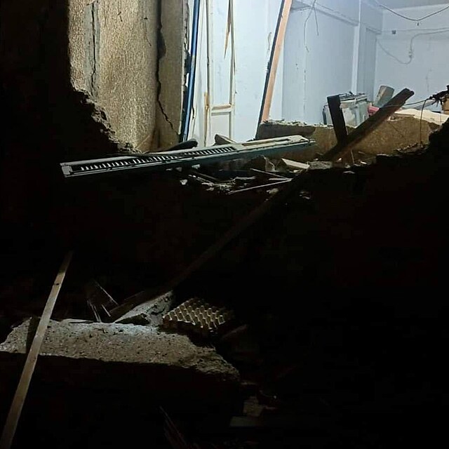 N�sledky rakety, kter� dopadla na nemocnici.