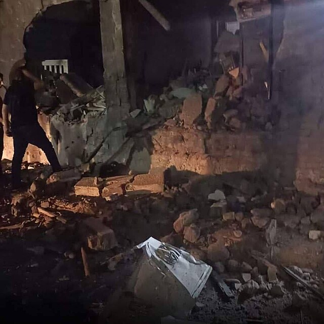 N�sledky rakety, kter� dopadla na nemocnici.