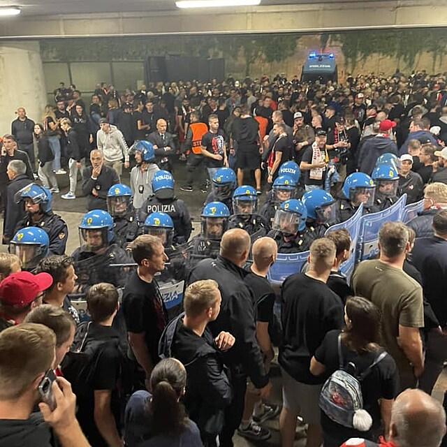 Policist� fanou�ky na stadionu dr�eli n�kolik po z�pase.