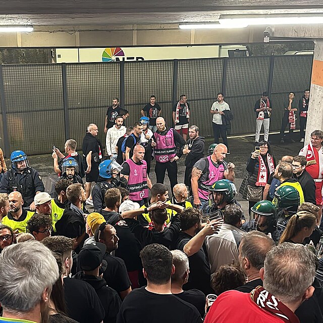 N�kte�� fanou�ci se dostali dom� a� r�no.