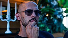Vyu�il Andrew Tate smrti svého otce k vlastní propagaci?