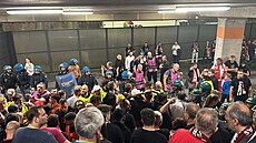 N�kte�í fanou�ci se dostali dom� a� ráno.