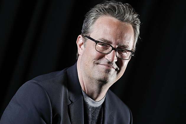 Sítě spekulují: Spáchal Matthew Perry sebevraždu? Přirovnával se k Batmanovi, prý šlo o volání o pomoc