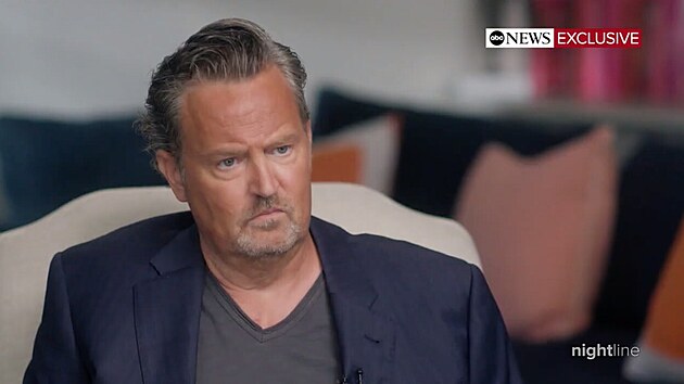 Zvislost na drogch a alkoholu ml Matthew Perry pekonat. Suovala ho ale samota a s n spojen deprese.