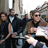 Jean-Claude Van Damme se v Praze podepisoval fanoukm.