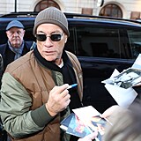 Jean-Claude Van Damme rozdv podpisy.