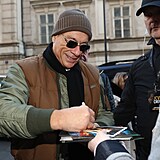 Jean-Claude Van Damme rozdv podpisy.
