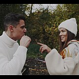 Andrea Bezdkov a Sebastian v novm zamilovanm klipu Asi jsem blzen.