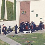 Matthew Perry byl pohben v Los Angeles, pmo naproti studim Warner Bros, kde...