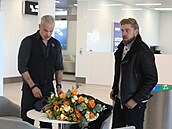 Petr Vtrovský a Jaro Slávik ekají na letiti na Van Damma