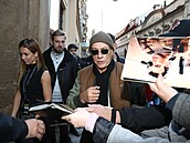 Jean-Claude Van Damme se v Praze podepisoval fanoukm.