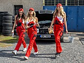 Andrea Kalousová, Lucie Borhyová a Tereza Fajksová jako sexy automechaniky