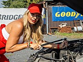 Lucie Borhyová jako sexy automechanika