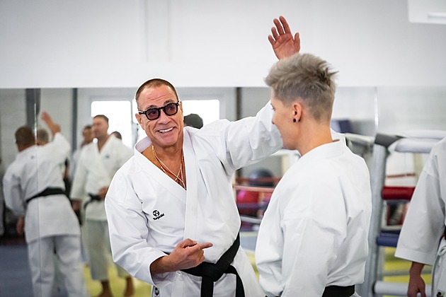 Jean-Claude Van Damme trénoval v praském gymu s mladými karatisty.