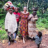 Redaktorka Anna-Marie Donkor v Ghan, na kakaov farm na vesniciv oblasti...