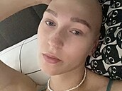 Mladá dívka natá�í videa o �ivot� s leukémií