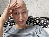 Mladá dívka natá�í videa o �ivot� s leukémií