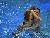 Kristýna a Andrej v bazénu