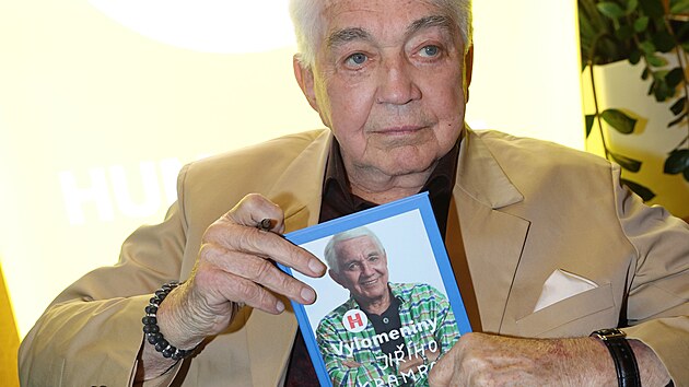 Ji�í Krampol na k�tu své knihy Vylomeniny