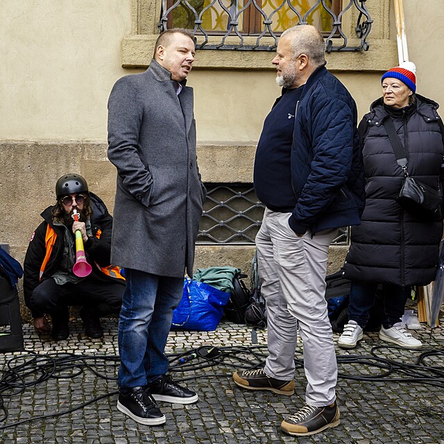 Dorazil i Jindich Rajchl, za nm posedv Ondej Thor.