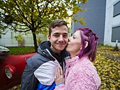 Shopaholic Adel se svým snoubencem Janem Kulasem