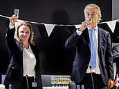 Geert Wilders s kolegy slaví.